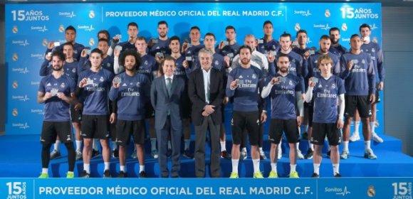 Sanitas entrega las tarjetas médicas a la primera plantilla del Real Madrid C.F.