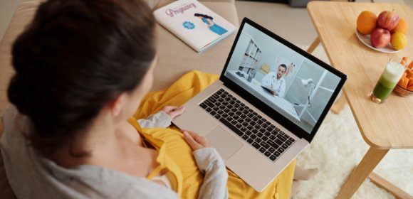Consulta online para embarazadas y familias | Sanitas